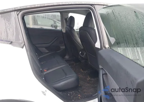 2024 Tesla Model Y Long Range Dual Motor All-Wheel Drive z USA, uszkodzony, nr VIN 7SAYGDEE5RF206099